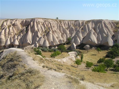Pohodový víkend - Víkendy a týdny v horách - Turecko - pohled od Uchisaru na Orencikbasi Valley, Národní park Göreme, UNESCO