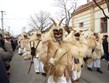Pohodový víkend - Evropské slavnosti - Maďarsko - Moháč - slavnosti Busójárás, mladí muži oblečení do ovčích roun s maskami