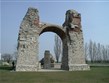 Rakousko - Carnuntum - Heidentor, zbytek triumfálního monumentu Constantina II, 354-361