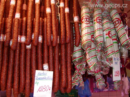 Pohodový víkend - Adventy - Maďarsko - Budapešť - na tržnici si můžete vybrat z vynikajících maďarských klobás
