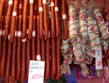 Pohodový víkend - Adventy - Maďarsko - Budapešť - na tržnici si můžete vybrat z vynikajících maďarských klobás