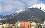 Pohodový víkend - Tyrolsko - Rakousko - Tyrolsko - Innsbruck, nad městem se ze všech stran tyčí horské štíty