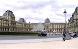 Pohodový víkend - Paříž a Île-de-France - Francie - Paříž - Louvre se skleněnou pyramidou u vchodu z roku 1989